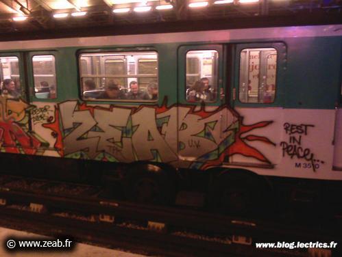 Un petit Panel en hommage à Zeab sur un métro Parisien.